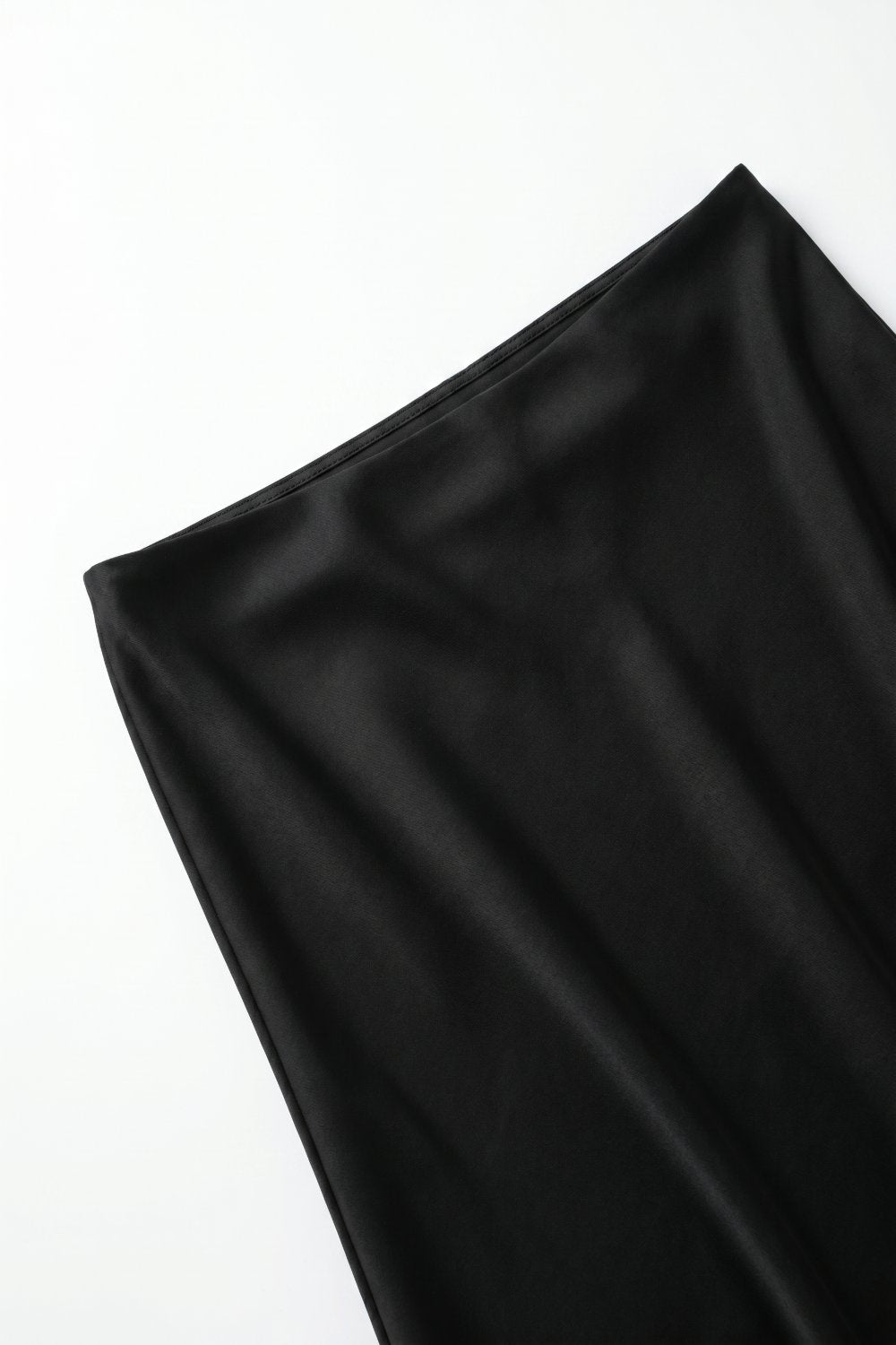 Jupe Midi Asymétrique en Satin Noir avec Bordure en Dentelle