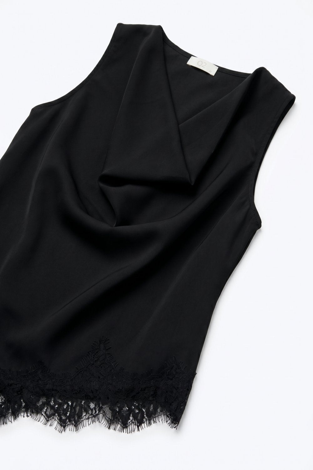 Top sans manches à ourlet asymétrique avec garniture en dentelle noire en satin