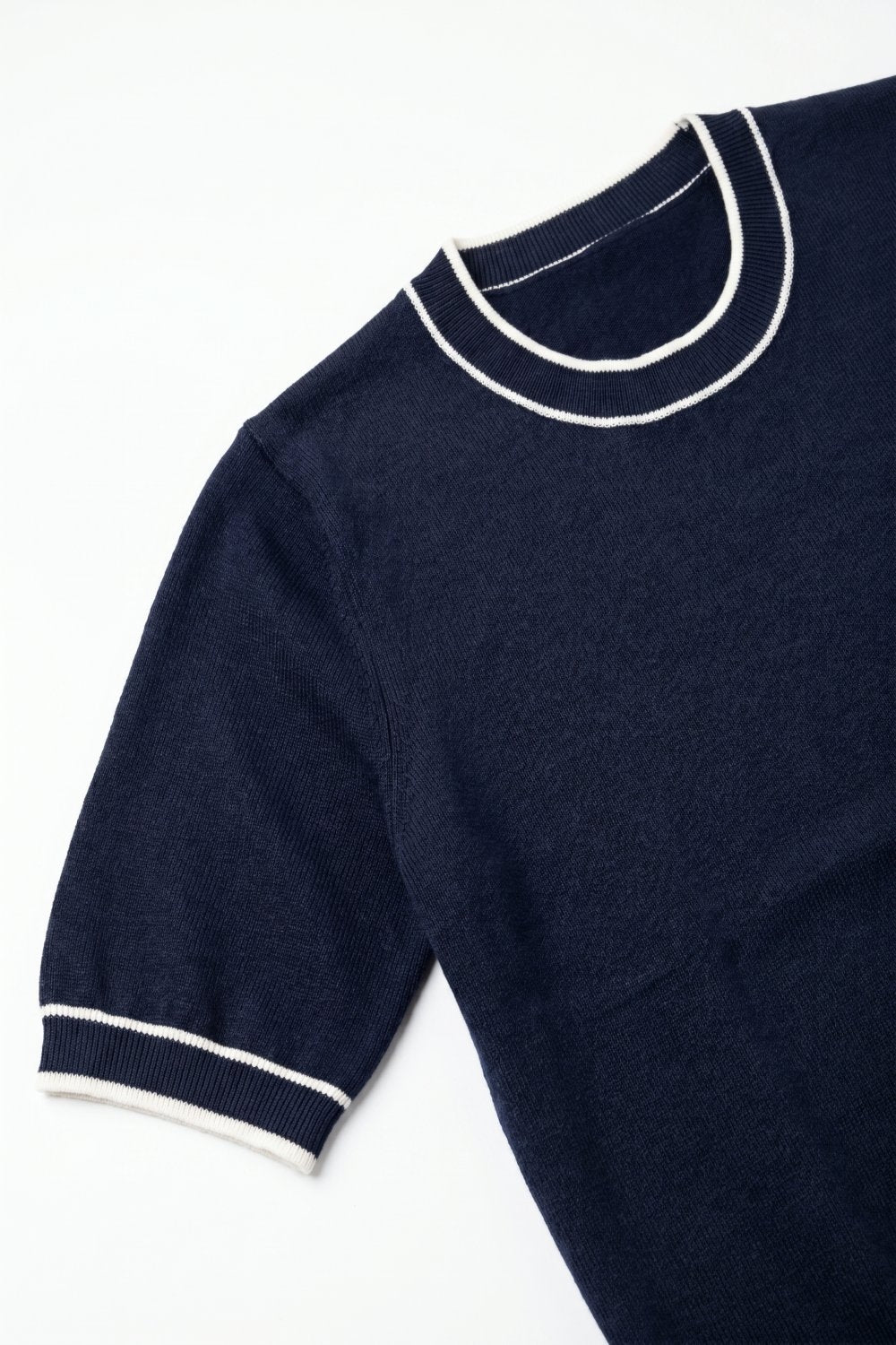 Pull à manches courtes marine avec détails de lignes blanches
