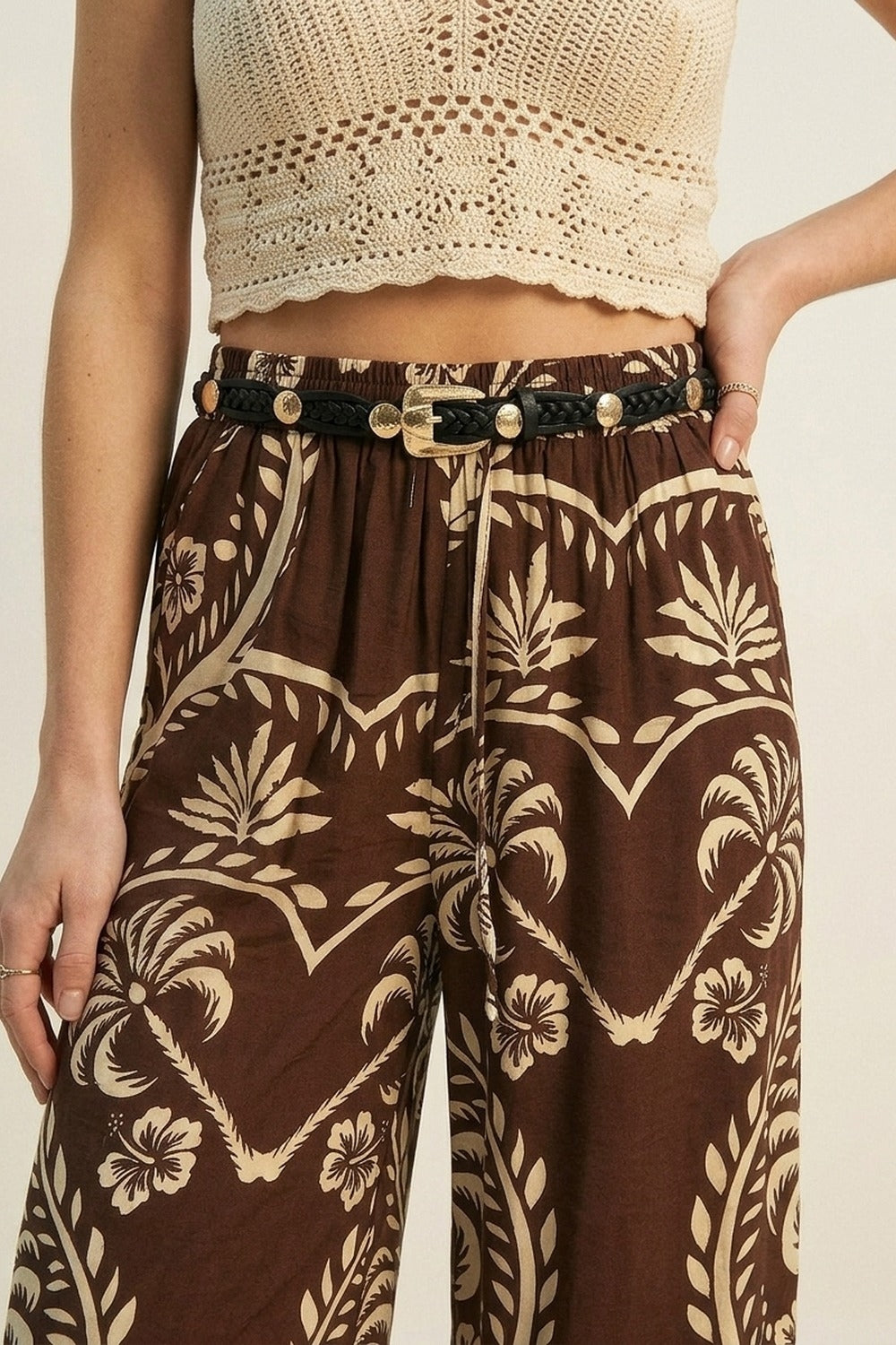 Ceinture noire en simili cuir tressé avec boucle dorée et détails de clous