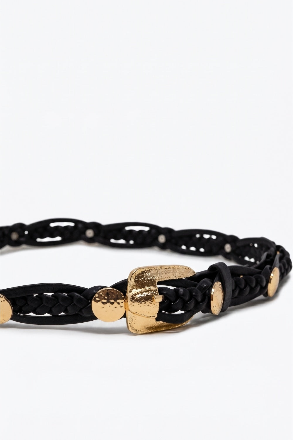 Ceinture noire en simili cuir tressé avec boucle dorée et détails de clous