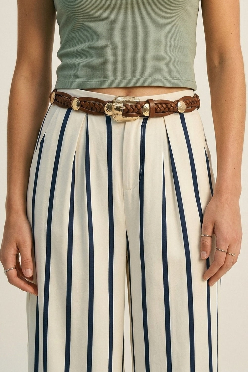 Ceinture marron en faux cuir tressé avec détail de boucle dorée