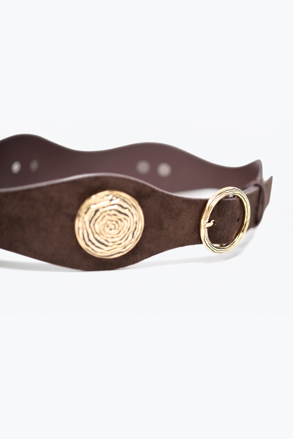 Ceinture de taille marron en fausse suédine avec détail boucle rosette dorée