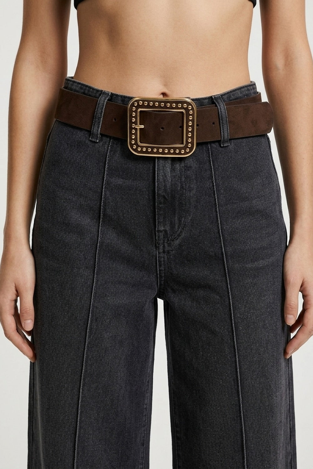 Ceinture à taille en daim marron avec boucle carrée cloutée en or