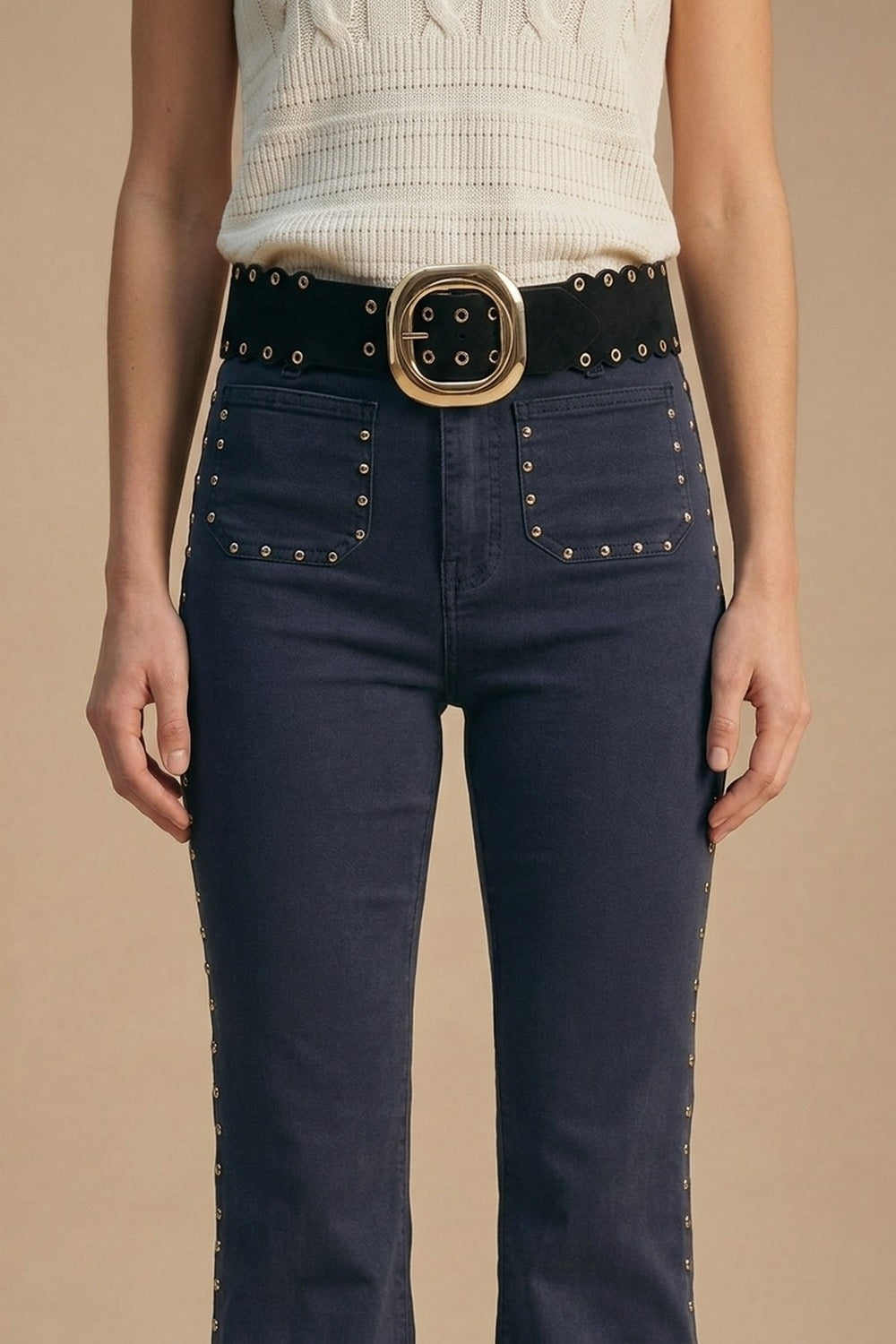 Ceinture noire en similicuir avec boucle dorée et œillets à bord festonné