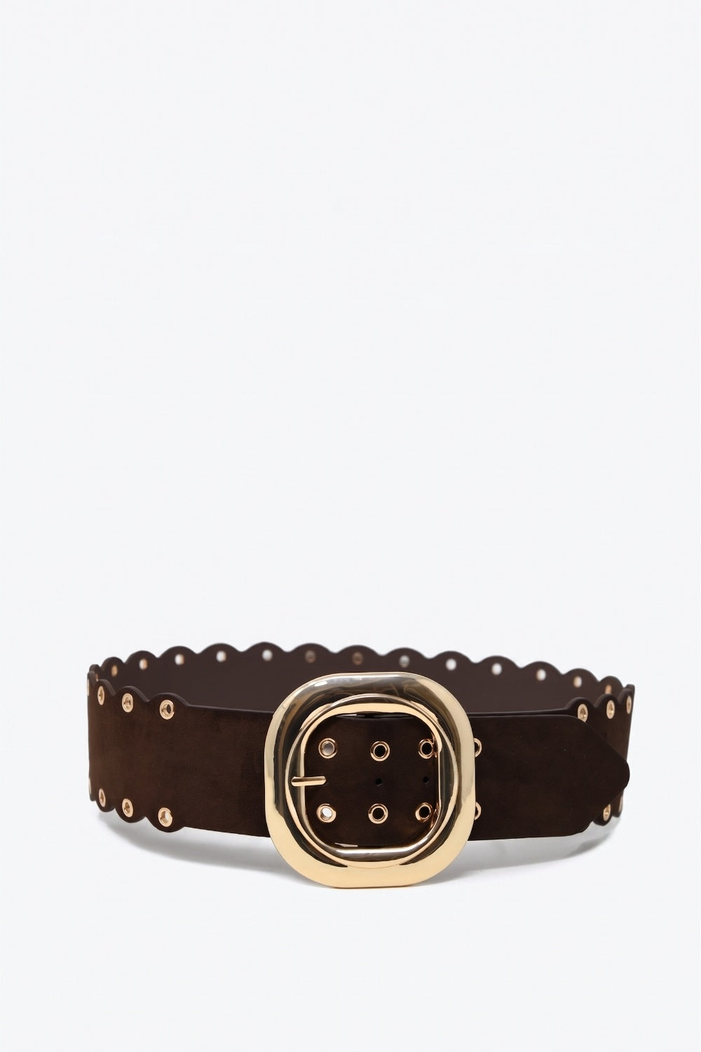 Ceinture en daim chocolat à bord festonné avec boucle dorée et œillets de détail