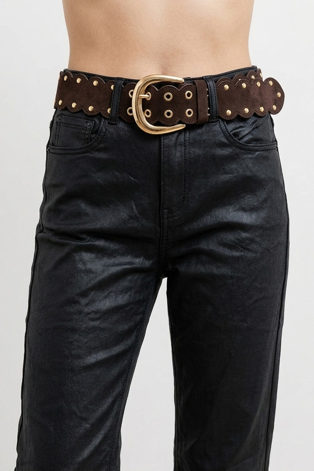 Ceinture en daim chocolat à bord festonné avec boucle dorée et œillets de détail