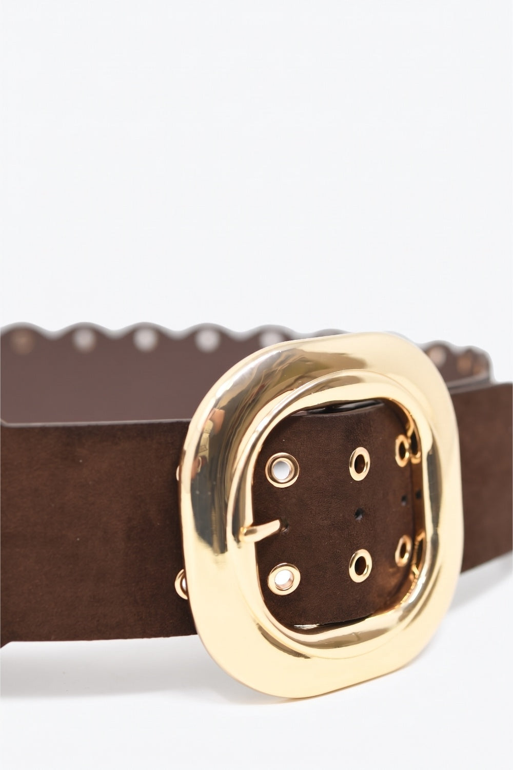 Ceinture en daim chocolat à bord festonné avec boucle dorée et œillets de détail