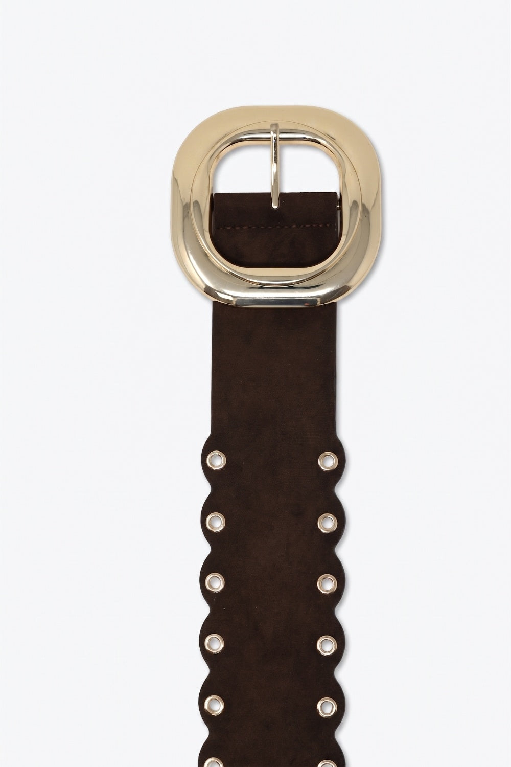 Ceinture en daim chocolat à bord festonné avec boucle dorée et œillets de détail