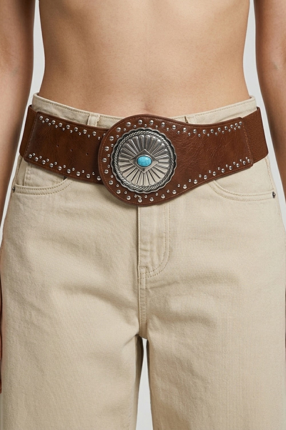 Ceinture large en similicuir marron avec clous argentés et boucle turquoise