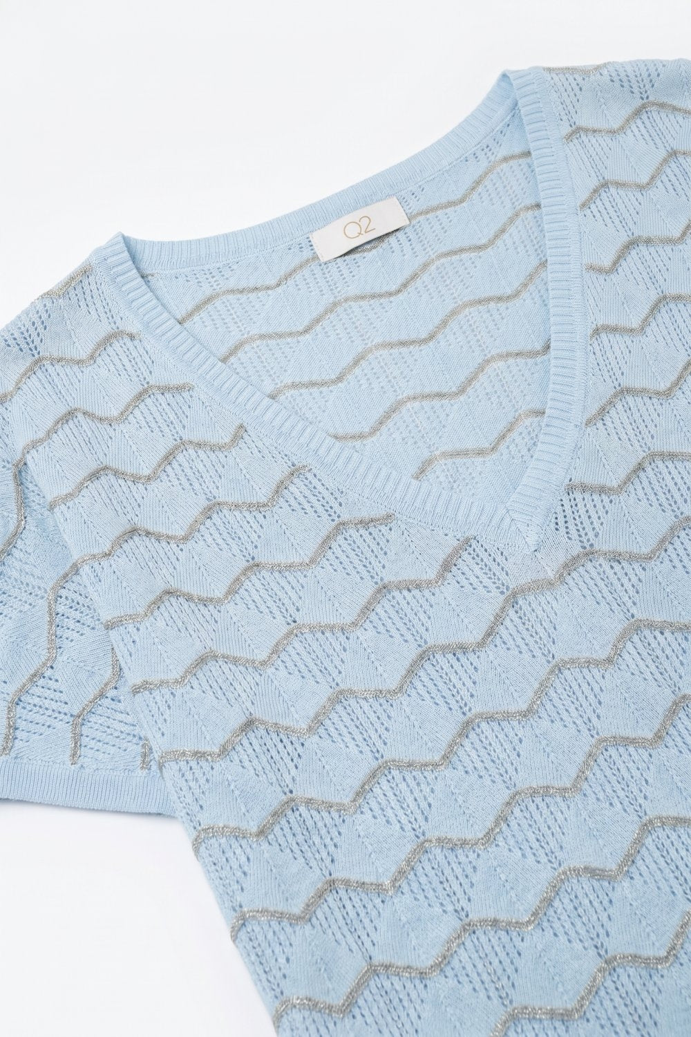 Pull à manches courtes et col en V en maille fine avec motif chevron bleu clair