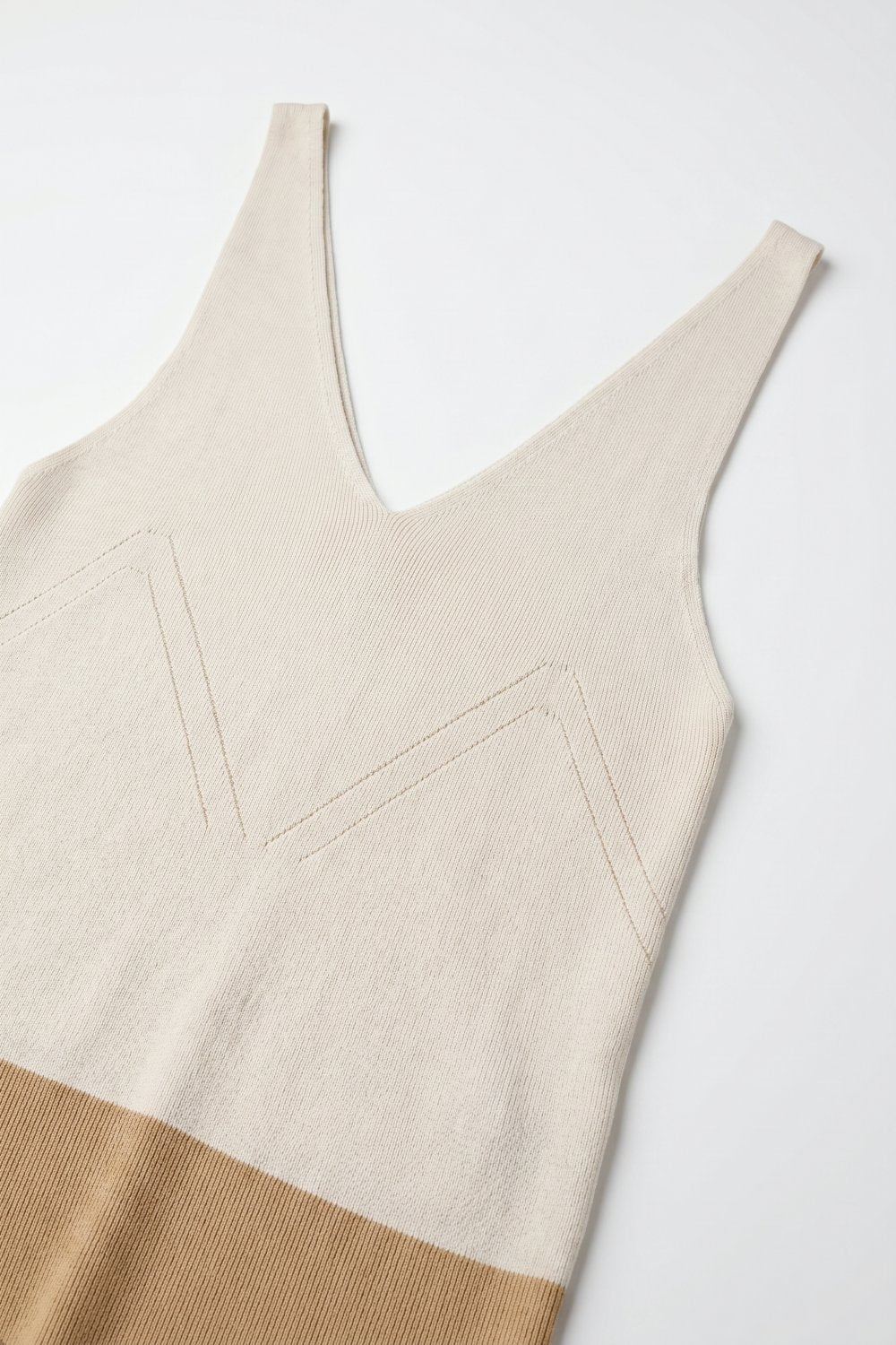 Débardeur court beige en maille côtelée à encolure en V et à blocs de couleurs