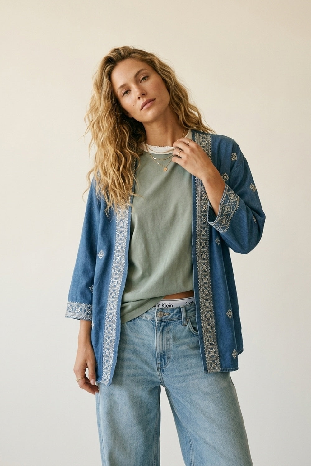 Kimono ouvert brodé bleu avec bordures blanches