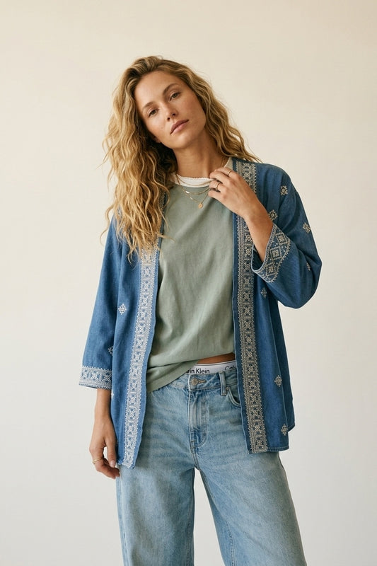 Kimono ouvert brodé bleu avec bordures blanches