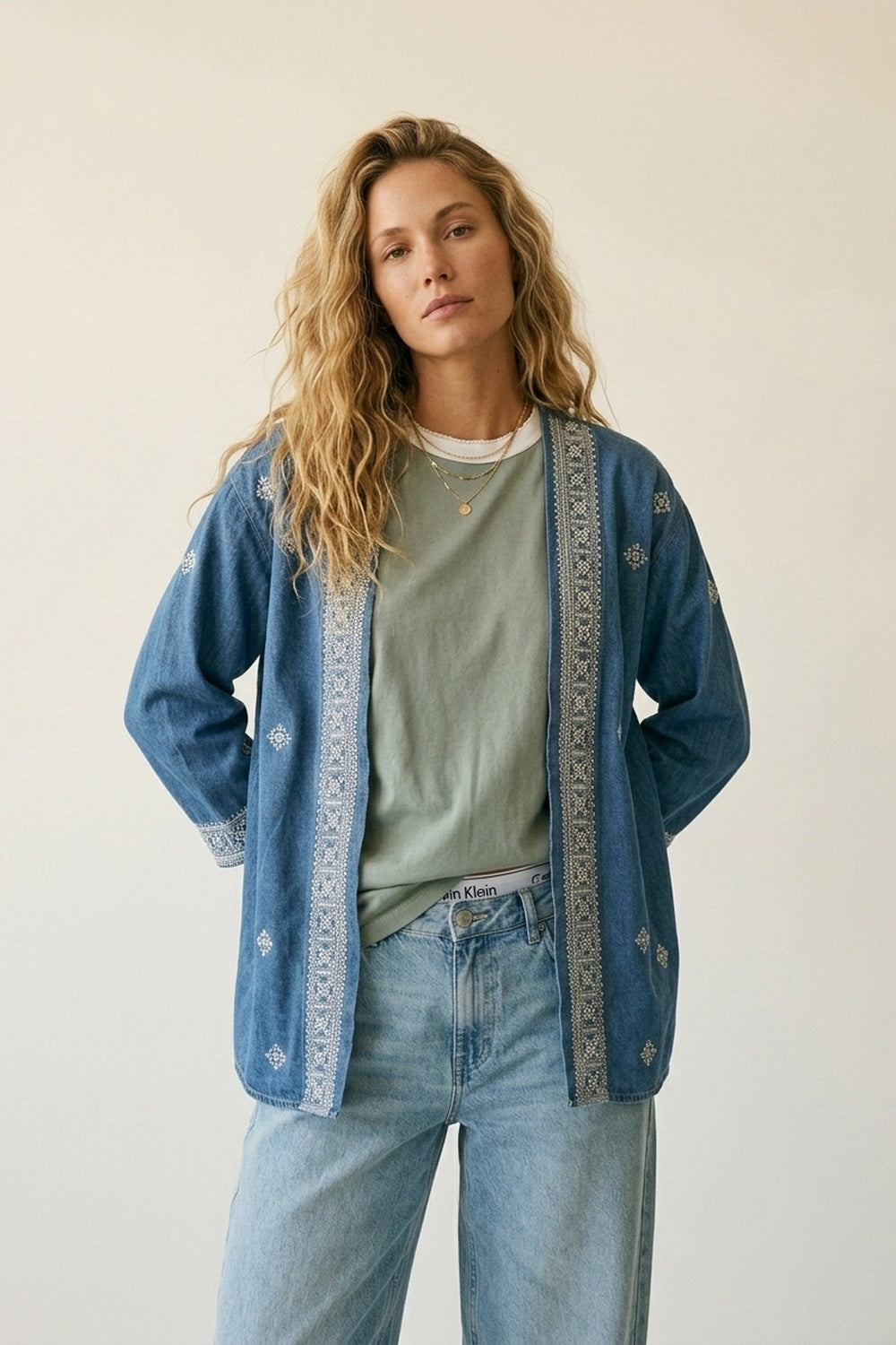 Kimono ouvert brodé bleu avec bordures blanches