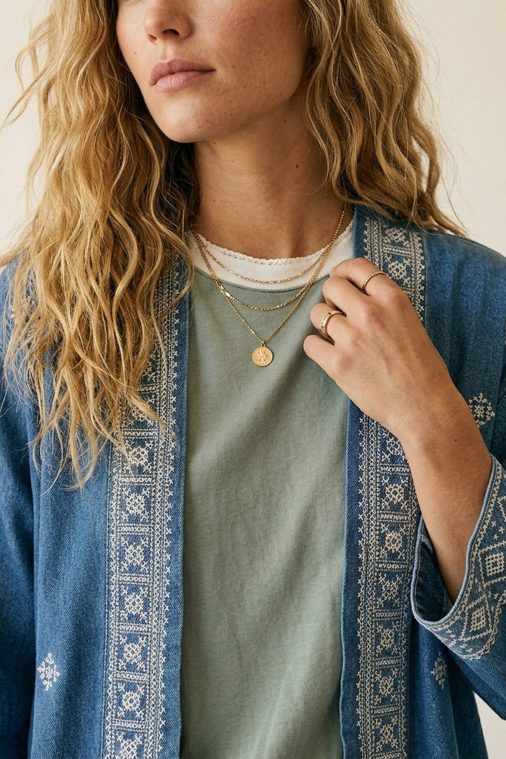 Kimono ouvert brodé bleu avec bordures blanches