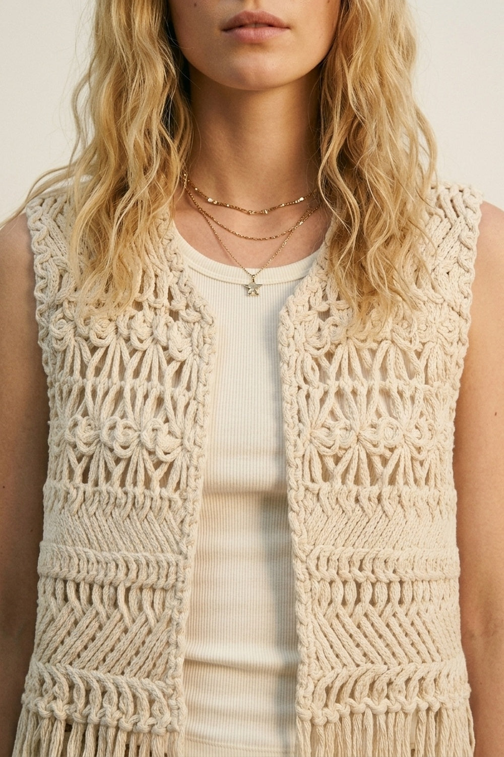 Gilet court en tricot ouvert à franges