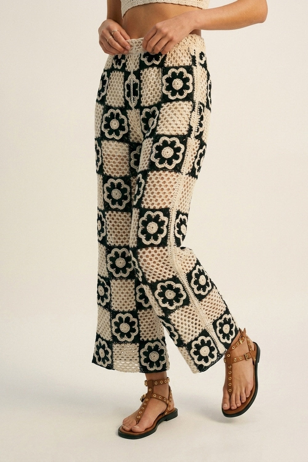 Pantalon évasé en patchwork crochet noir et crème avec motif floral