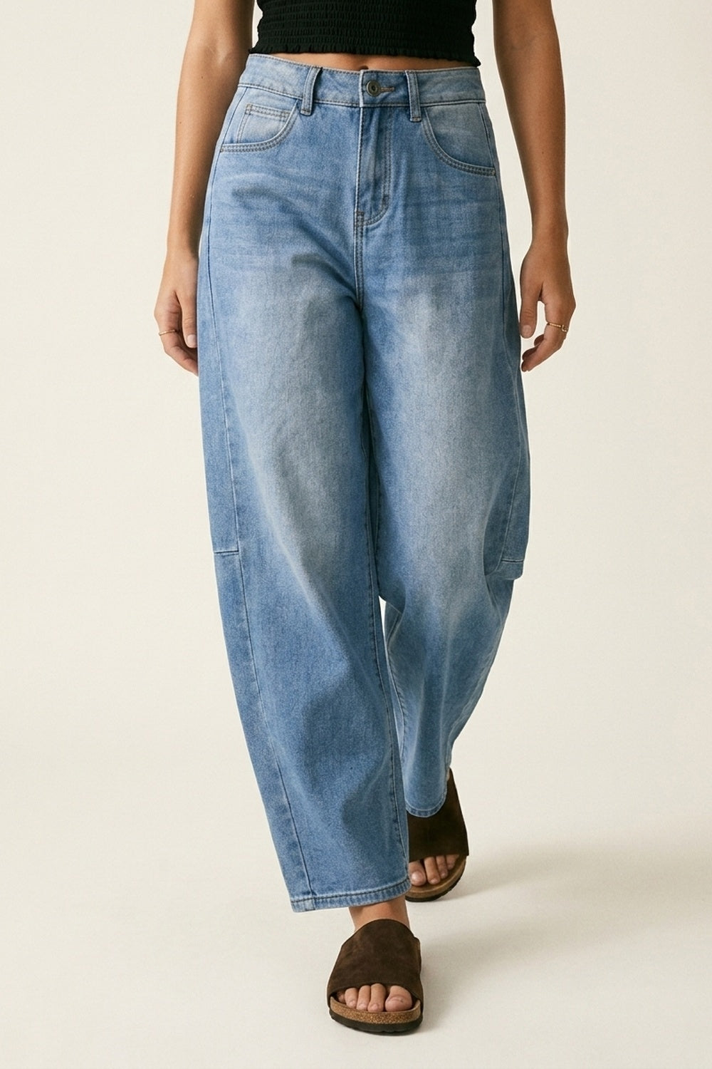 Jeans en denim bleu clair à jambes larges et coupe décontractée avec couture latérale