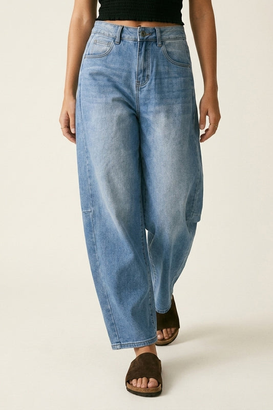 Jeans en denim bleu clair à jambes larges et coupe décontractée avec couture latérale