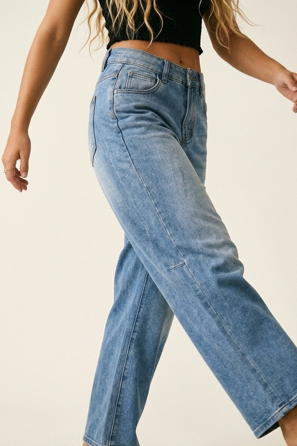 Jeans en denim bleu clair à jambes larges et coupe décontractée avec couture latérale
