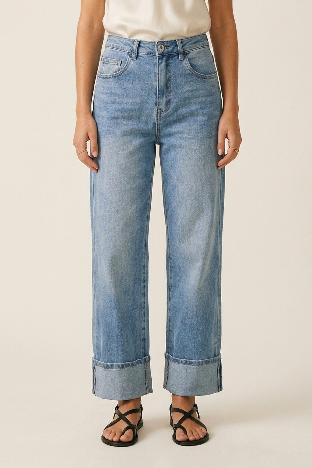 Jeans en denim bleu clair avec poches arrière roses en strass