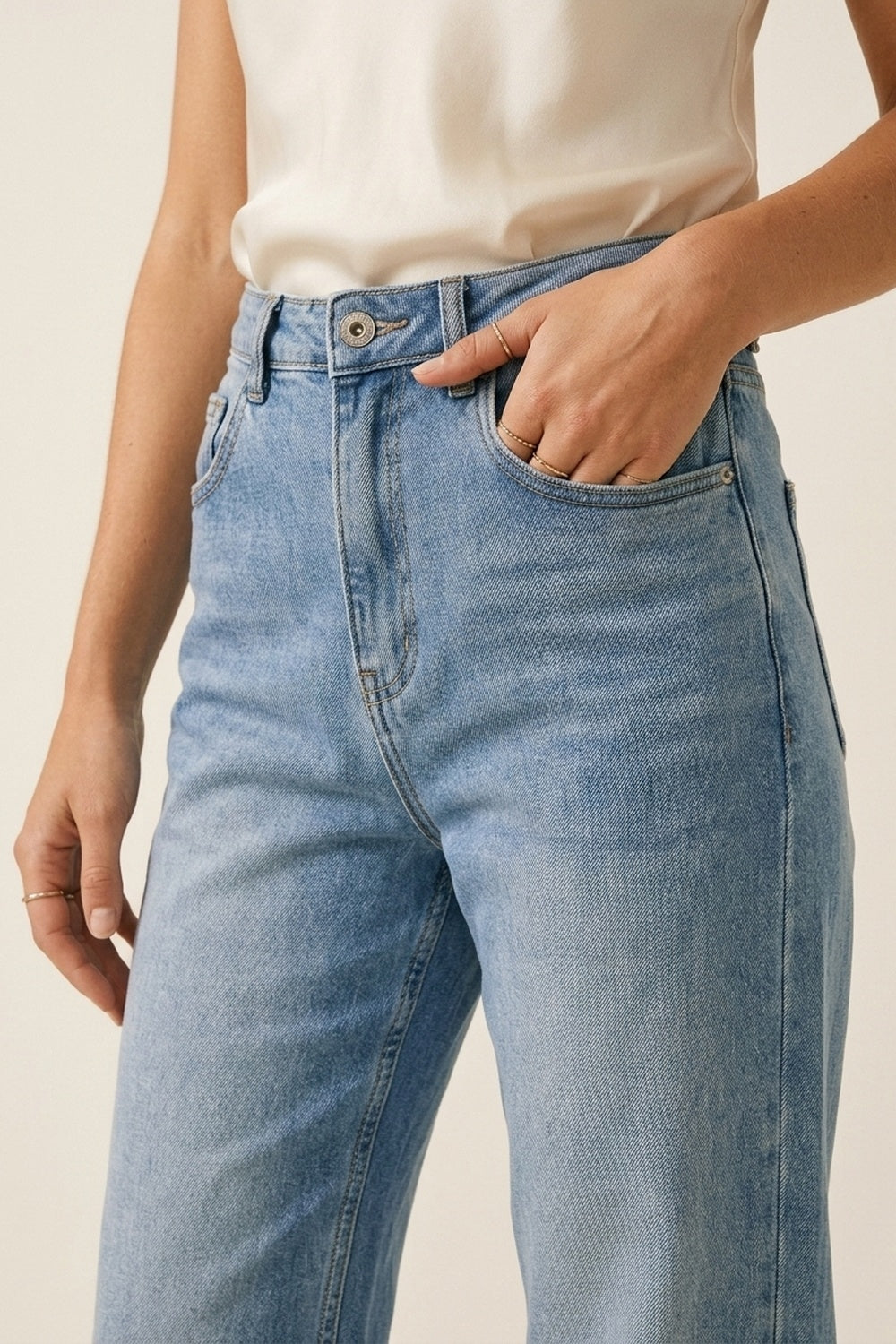 Jeans en denim bleu clair avec poches arrière roses en strass
