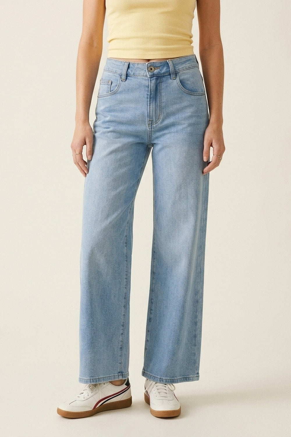 Jean en denim bleu clair à jambes larges avec poches arrière en strass rose
