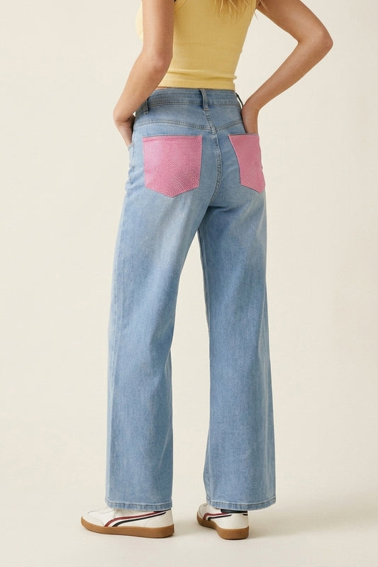 Jean en denim bleu clair à jambes larges avec poches arrière en strass rose