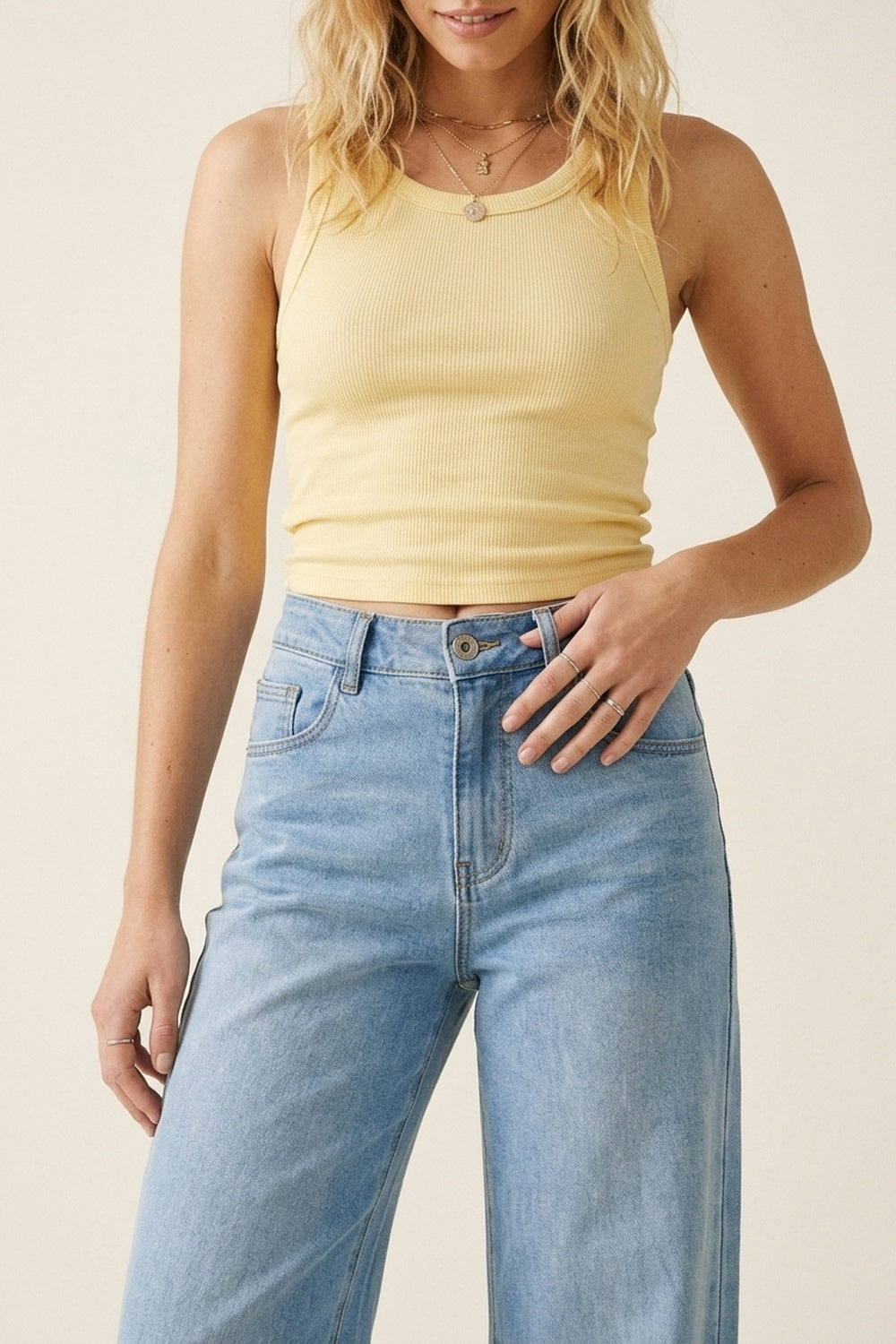 Jean en denim bleu clair à jambes larges avec poches arrière en strass rose