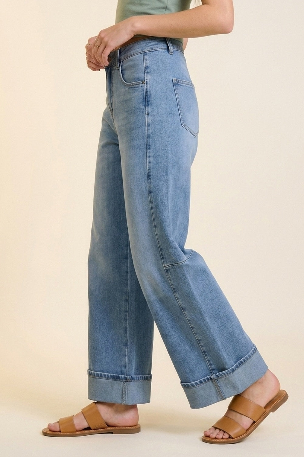 Jeans en denim bleu à jambe large et délavage léger avec revers