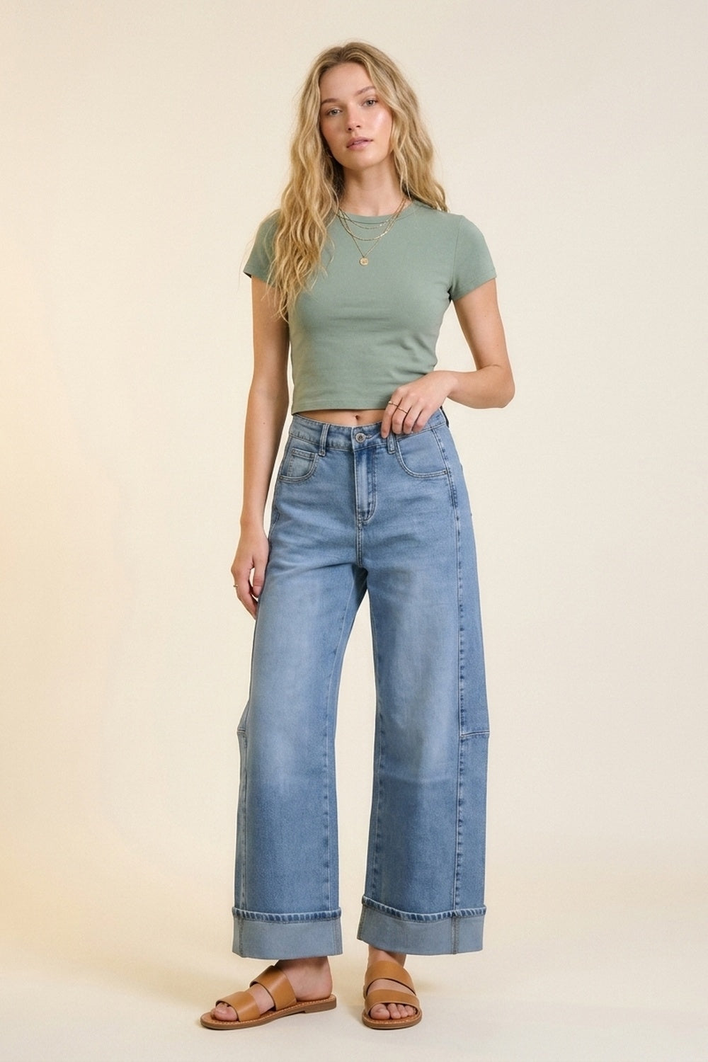Jeans en denim bleu à jambe large et délavage léger avec revers