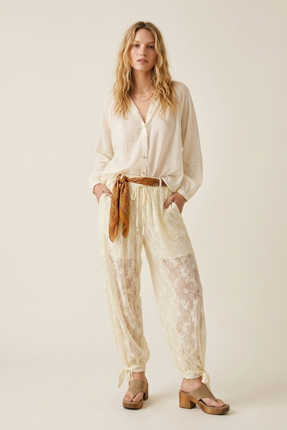 Pantalon de coupe décontractée en dentelle florale crème à ourlet transparent