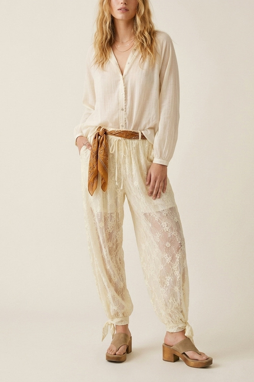Pantalon de coupe décontractée en dentelle florale crème à ourlet transparent