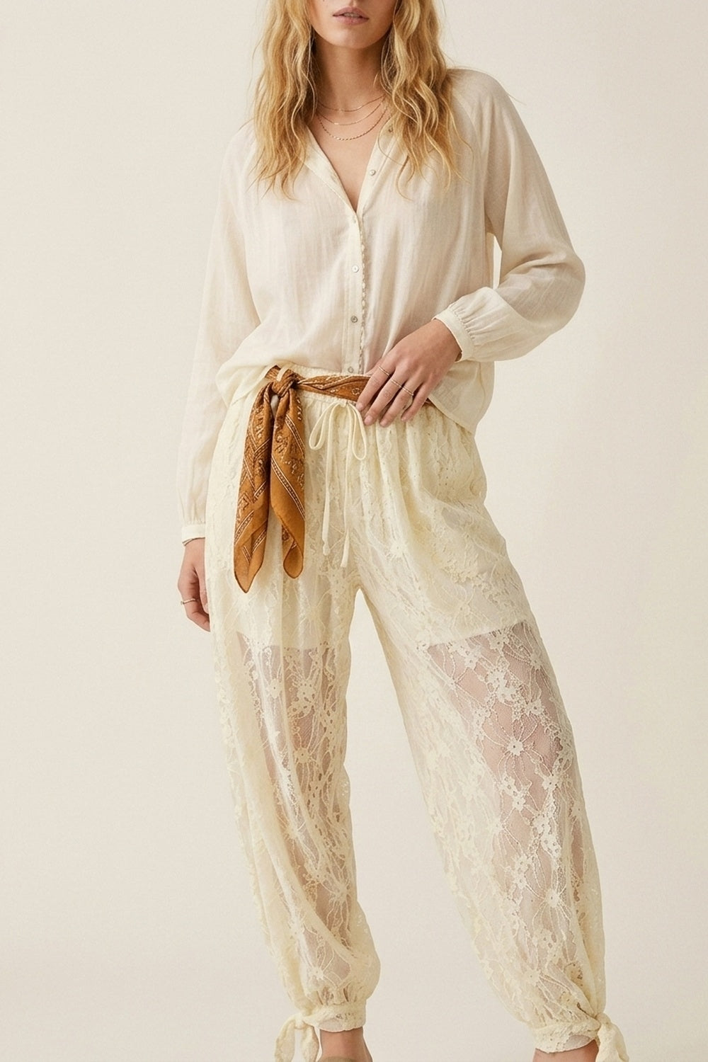 Pantalon de coupe décontractée en dentelle florale crème à ourlet transparent