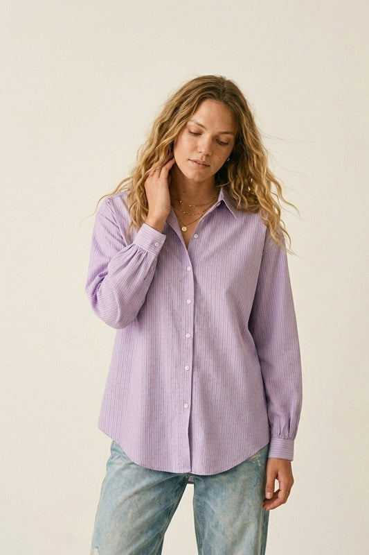 Chemise légère à rayures lilas ornée de strass