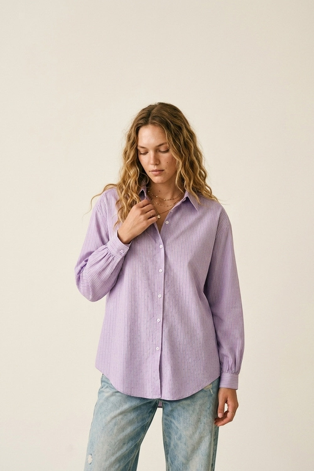 Chemise légère à rayures lilas ornée de strass