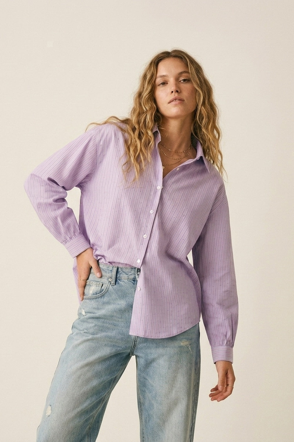 Chemise légère à rayures lilas ornée de strass