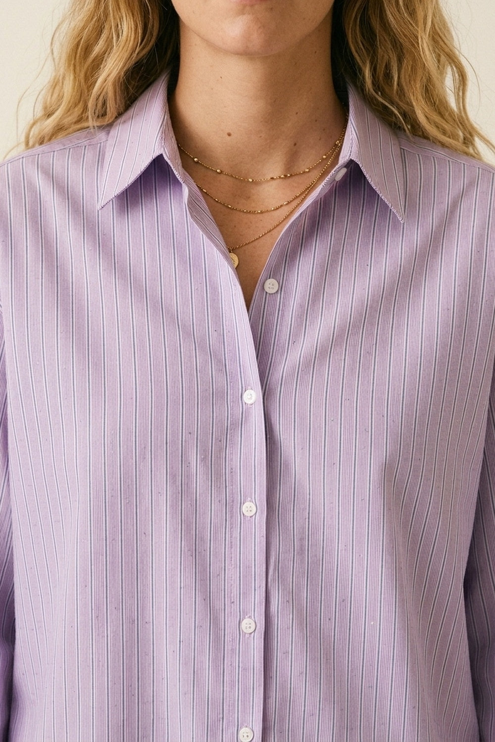 Chemise légère à rayures lilas ornée de strass
