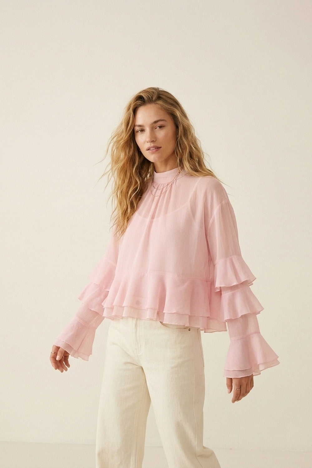 Chemisier asymétrique à col montant et volants en mousseline rose clair