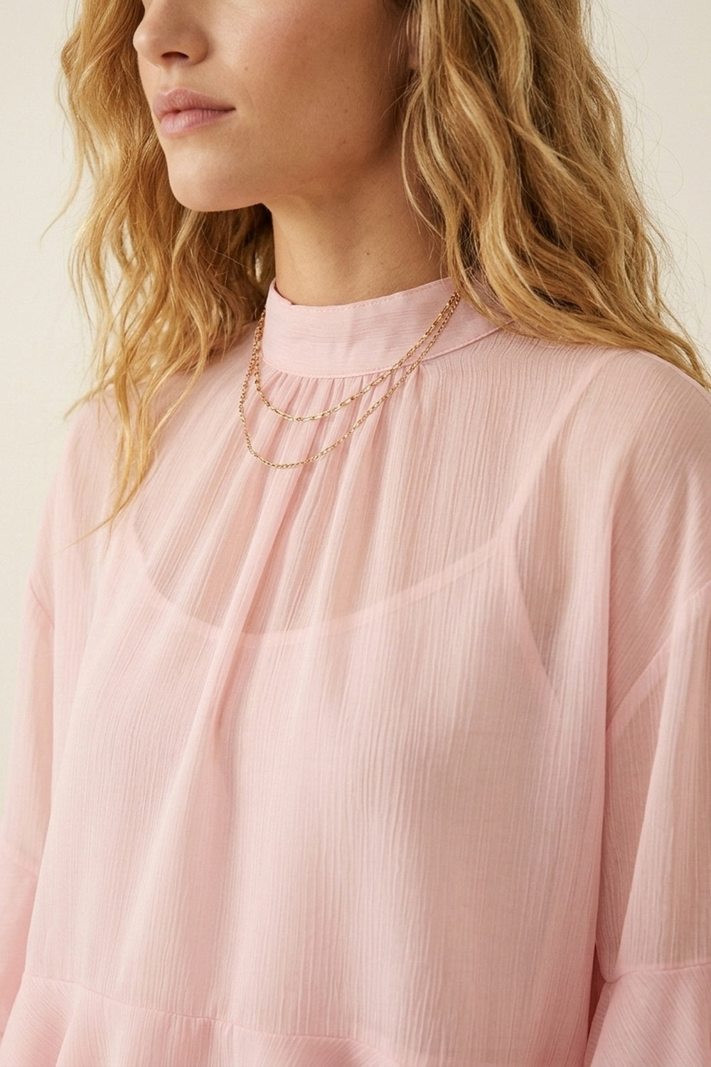 Chemisier asymétrique à col montant et volants en mousseline rose clair