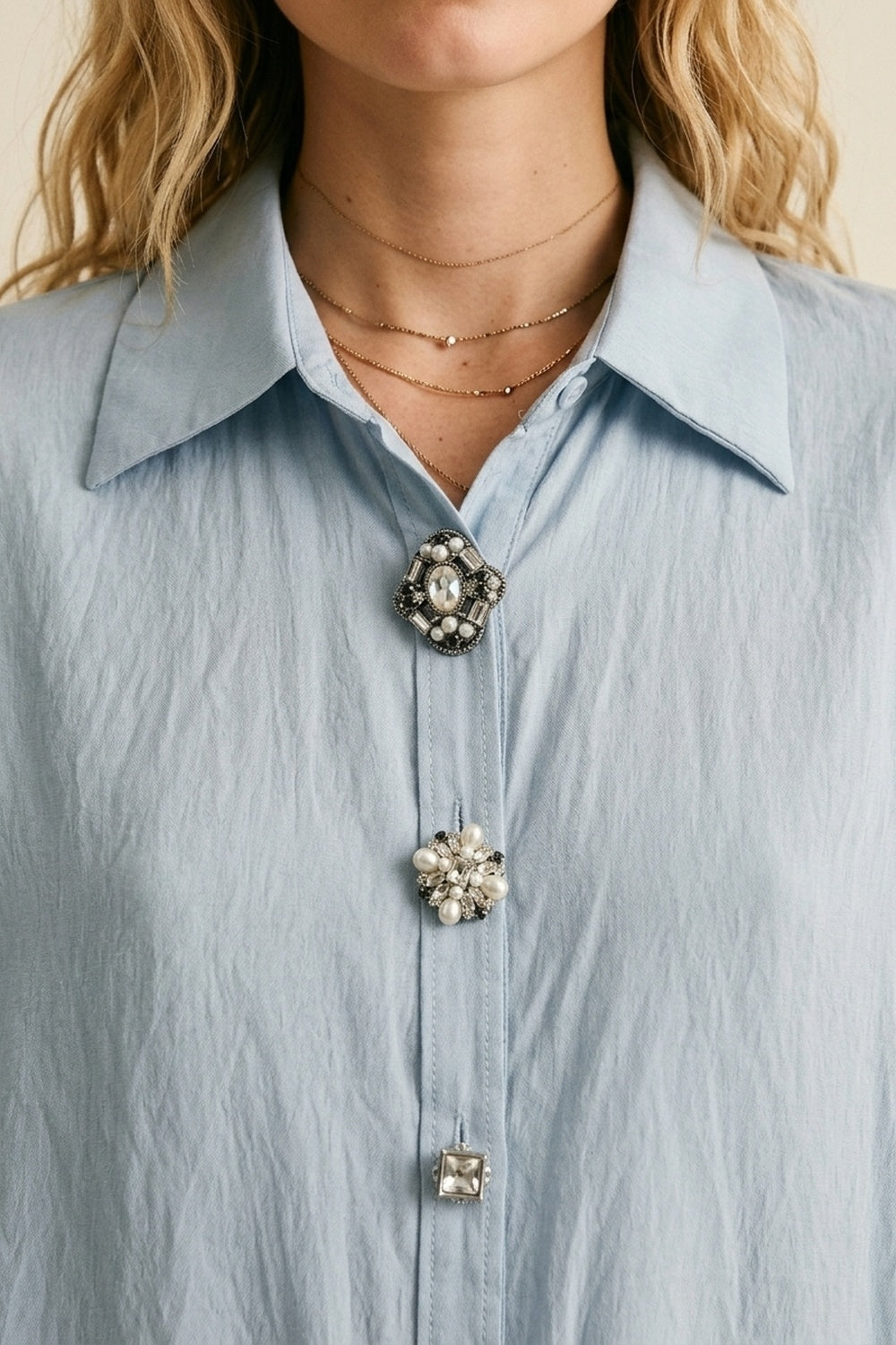 Blouse bleue claire ornée à boutons en tissu tencel