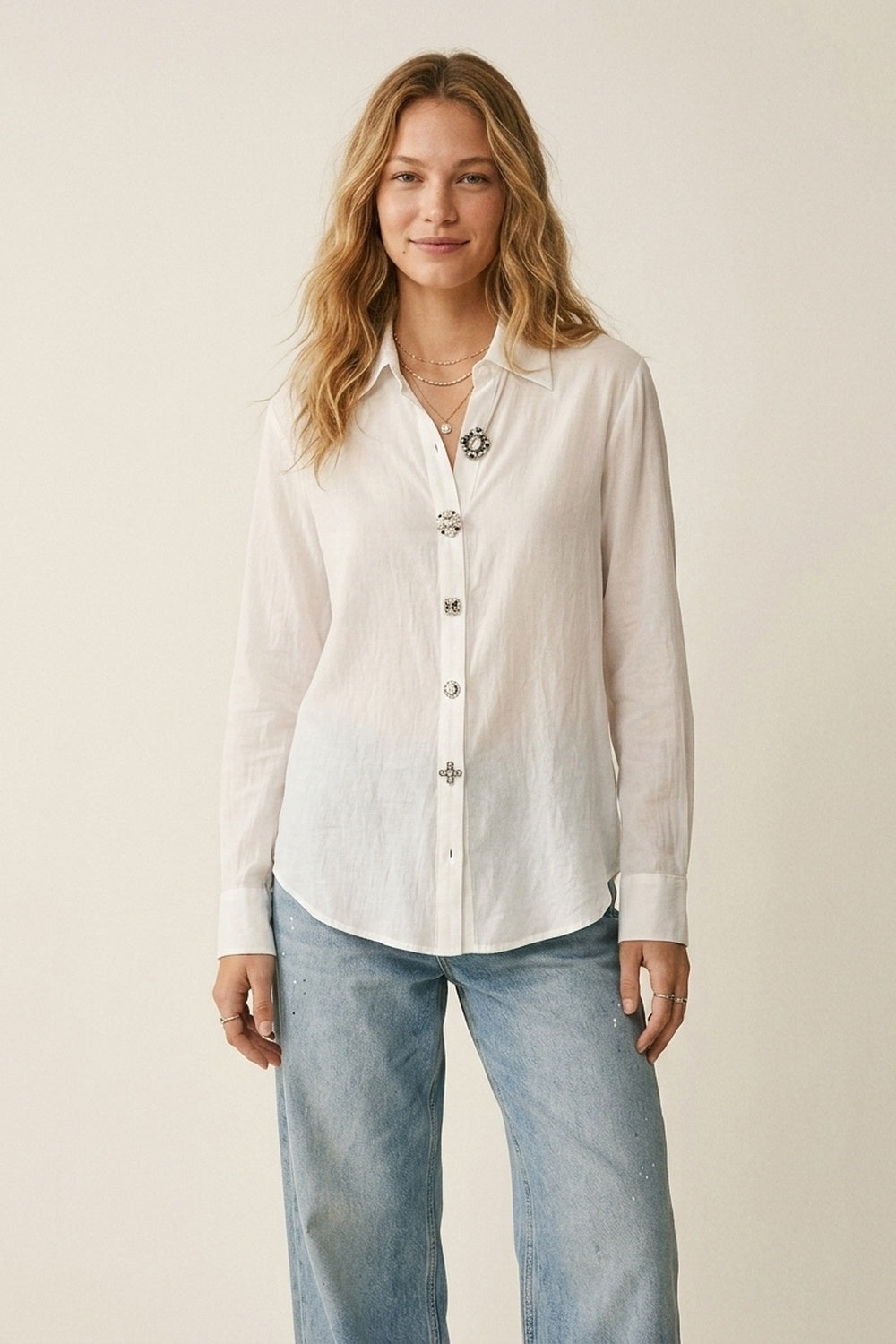Blouse blanche ornée à boutons en tissu tencel