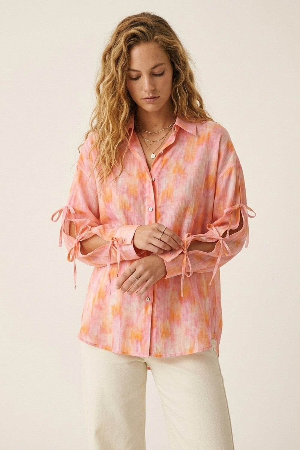 Chemise à boutons surdimensionnée rose avec manches nouées