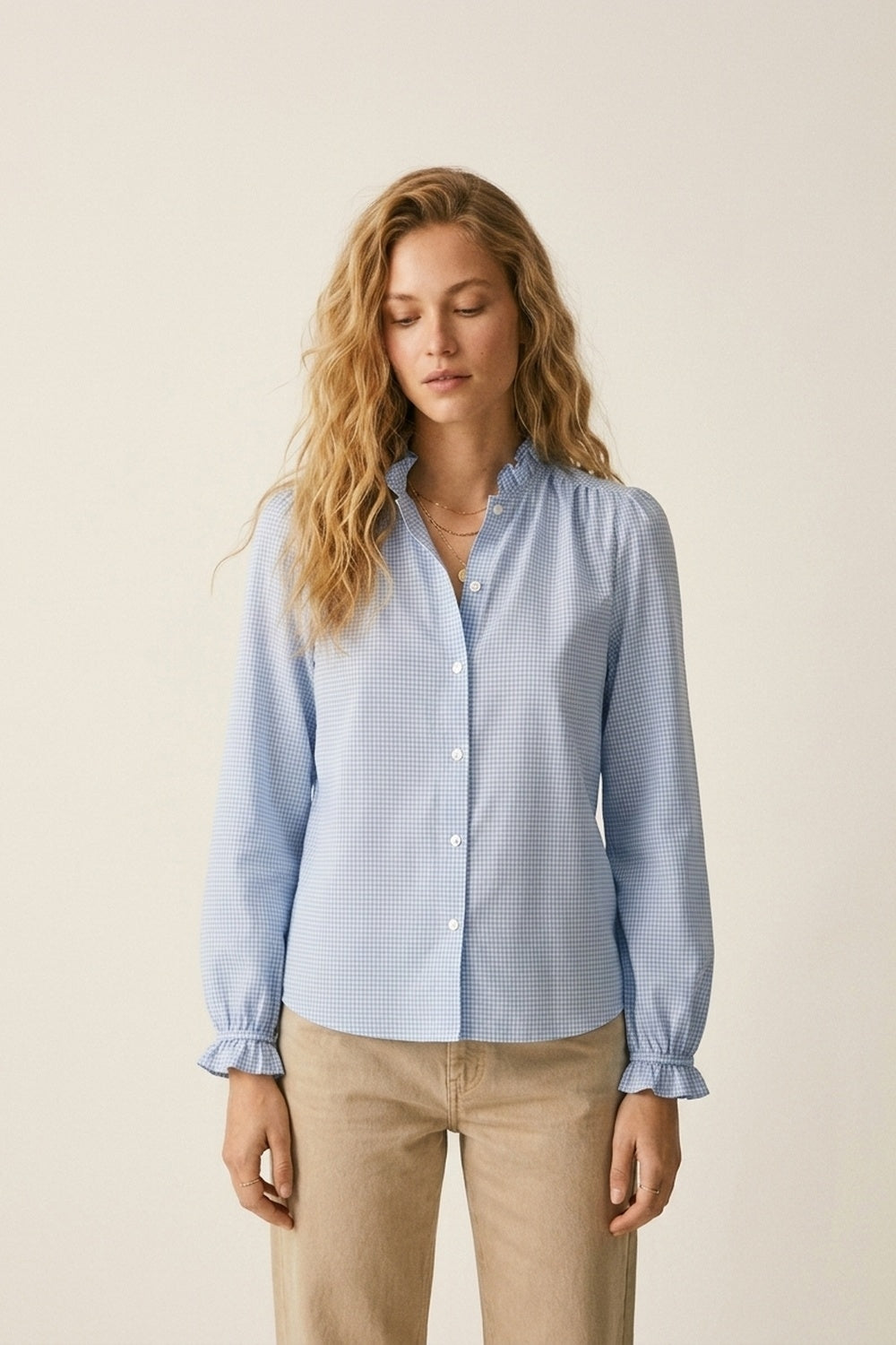 Chemise boutonnée à col roulé vichy bleu ciel