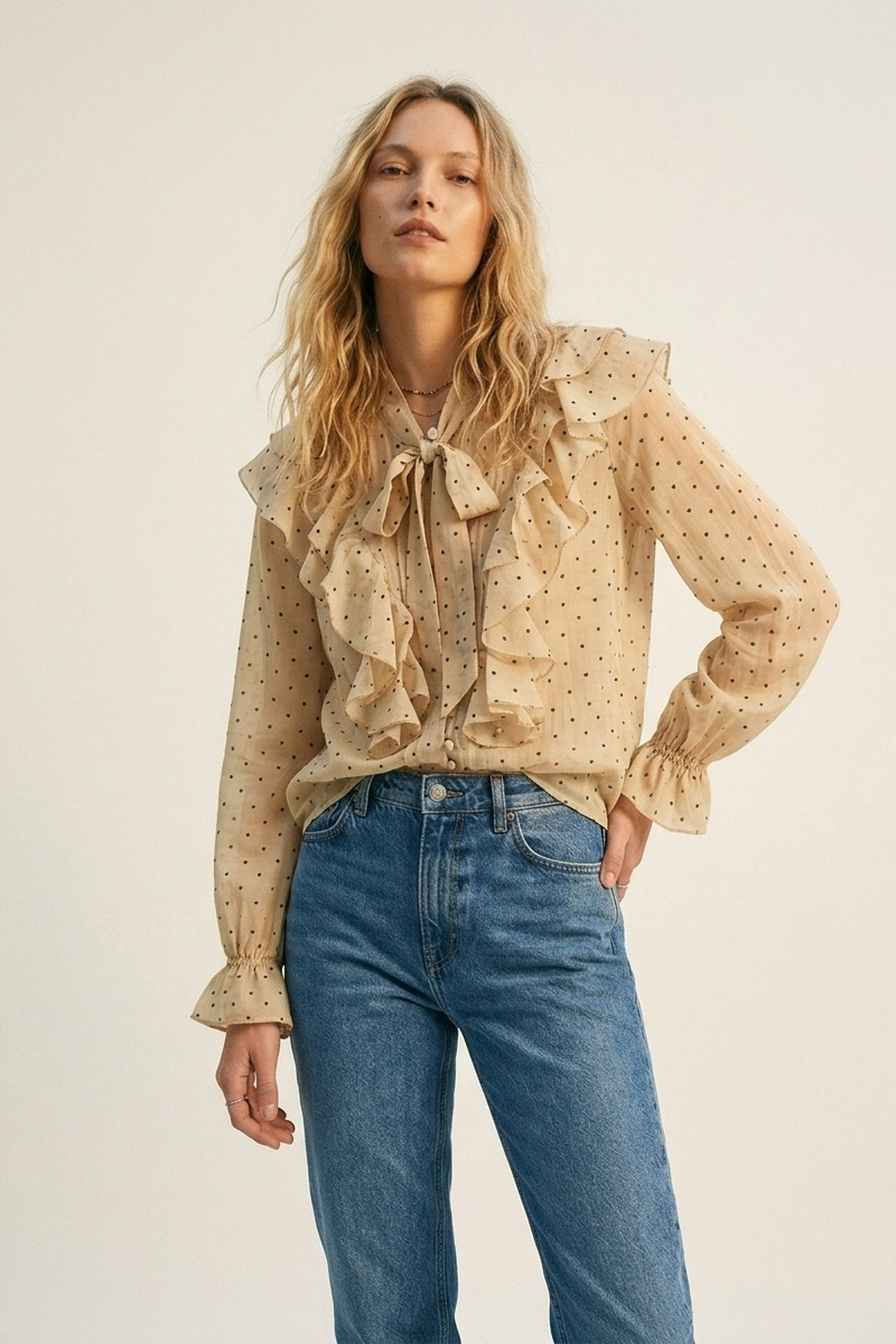 Blouse beige à pois à volants avec col à nouer