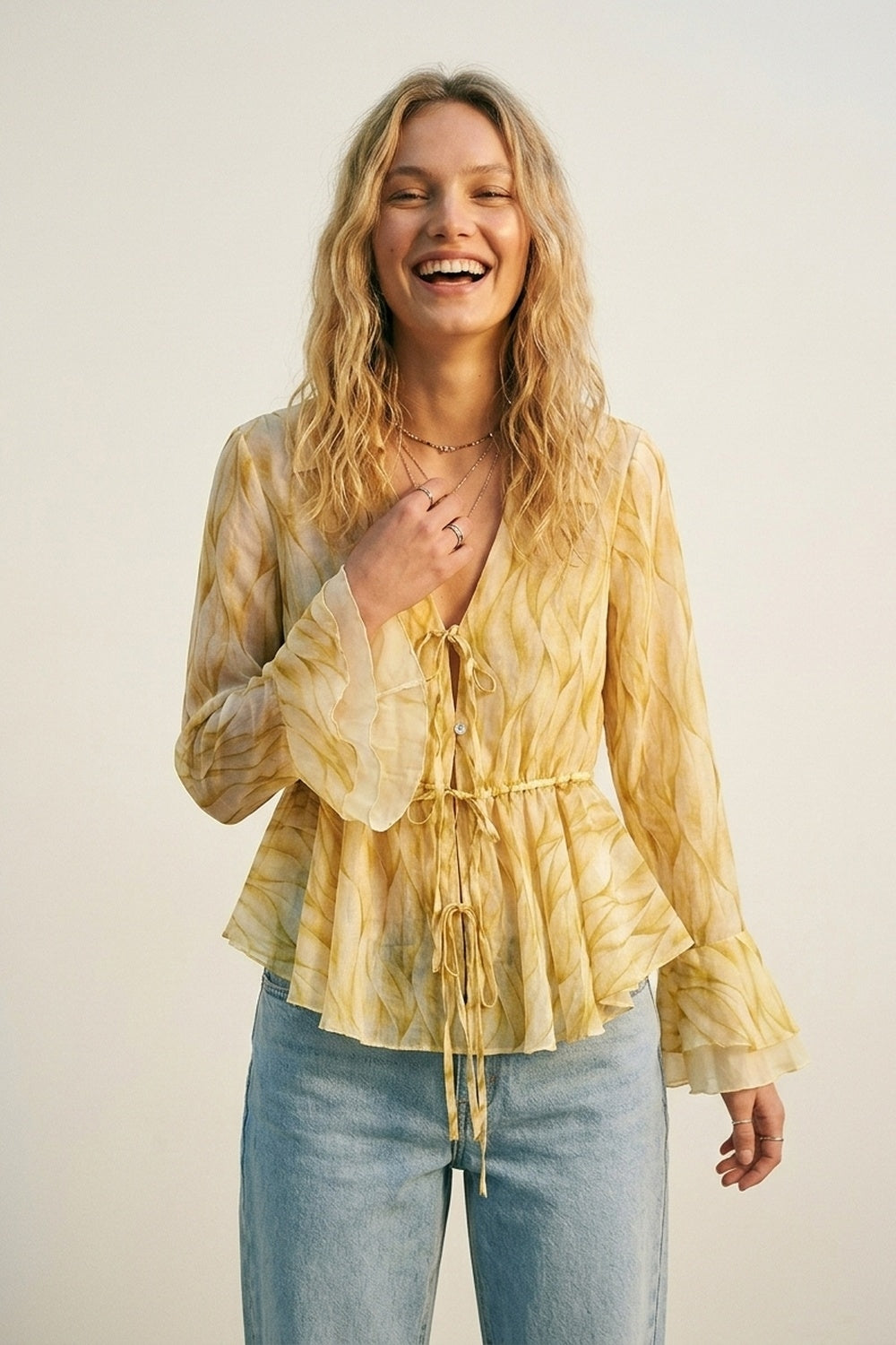 Blouse jaune transparente à imprimé avec ceinture nouée et ourlet volanté