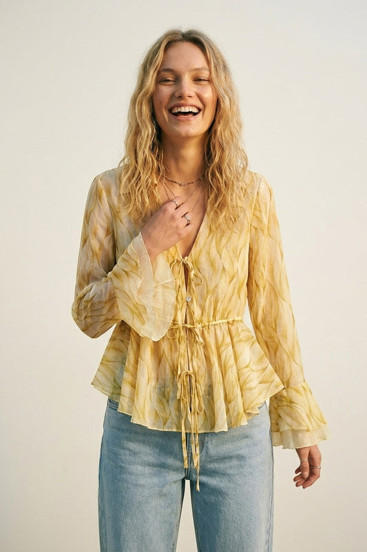 Blouse jaune transparente à imprimé avec ceinture nouée et ourlet volanté