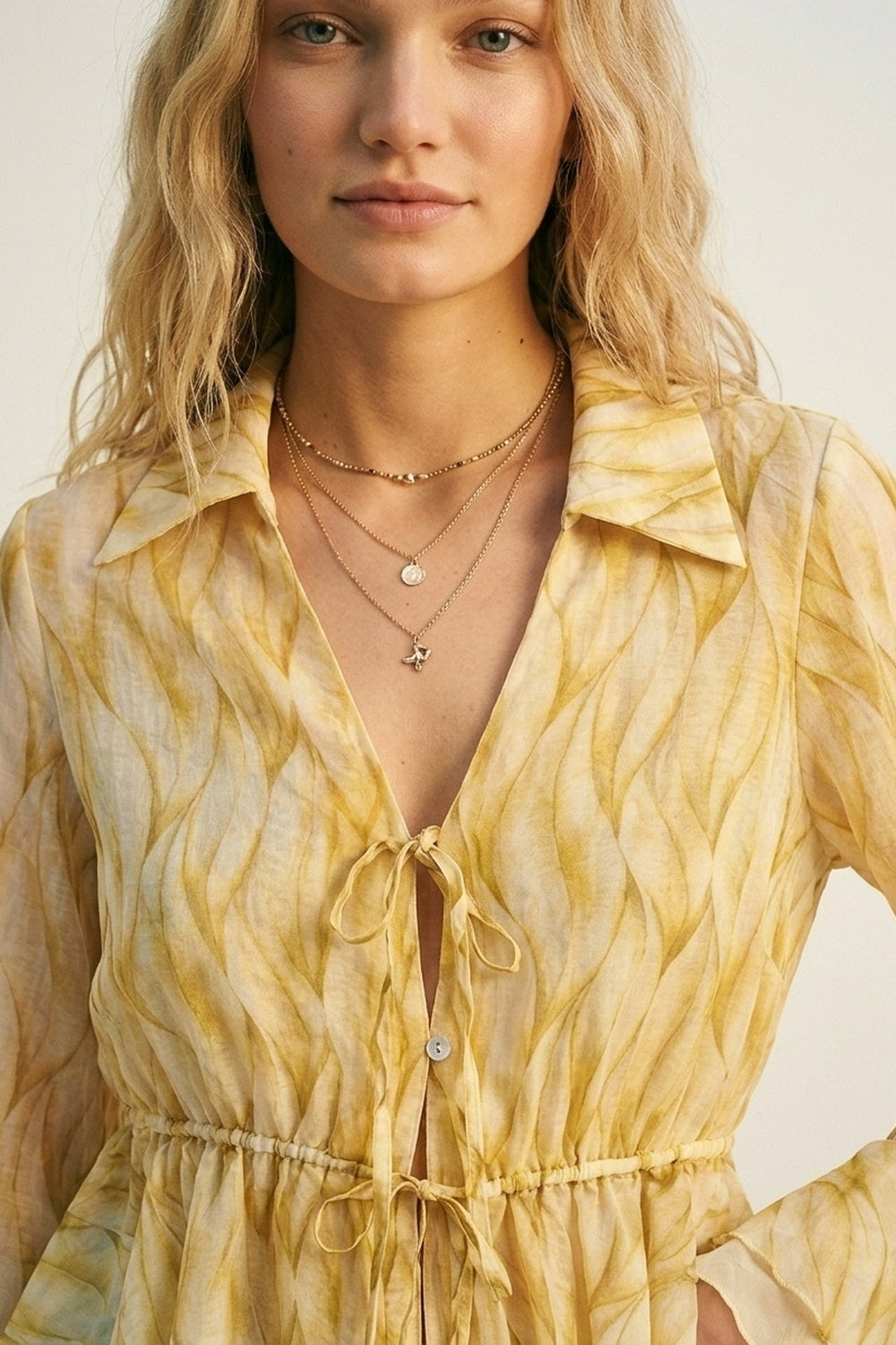Blouse jaune transparente à imprimé avec ceinture nouée et ourlet volanté