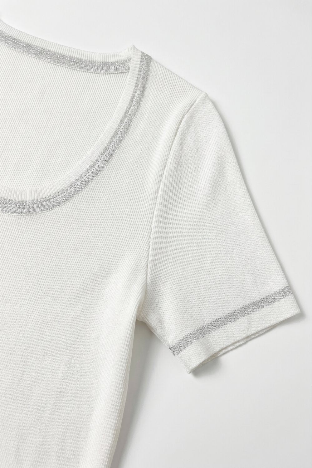 Pull blanc en tricot côtelé à encolure dégagée avec bordure en lurex brillant